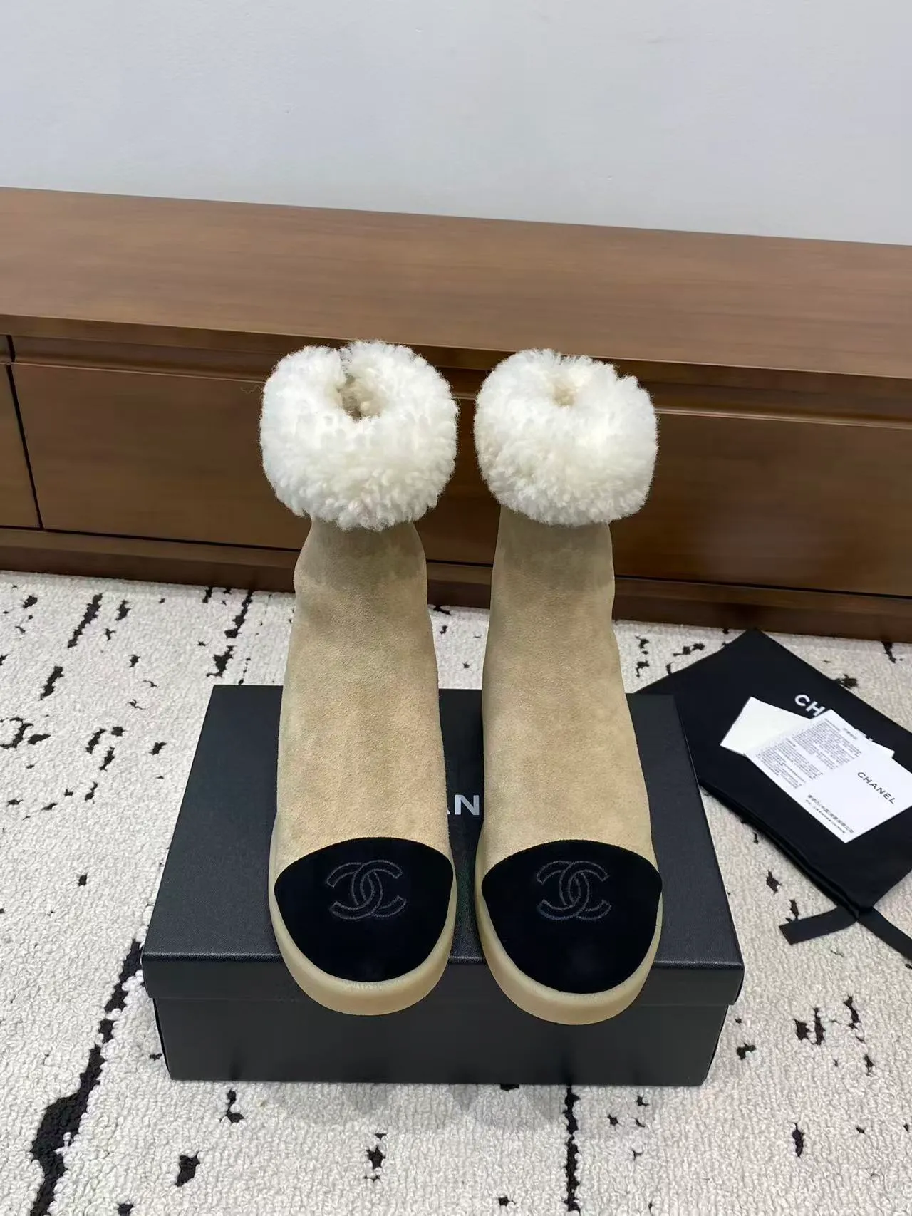 👟👟Ex-factory price 700👟👟 🍀Chanel 2025 autumn and winter furry snow boots. Chanel new autumn and winter genuine wool slippers and boots. Xiaoxiang’s 2025 autumn and winter most beautiful snow boots. Classic, beautiful and warm snow boots❤️Super warm! It's enough to have it this winter, it's really beautiful and fairy~ Materials and craftsmanship: The upper is made of custom sheepskin/wool/sheepskin, and the inner pads are all made of wool. It feels very soft and comfortable! The sole is the original TPU outsole Size: 35-39 (40.41 customized, non-refundable)